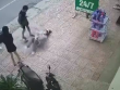 Hai cô gái bị nam thanh niên chặn xe, hành hung giữa đường