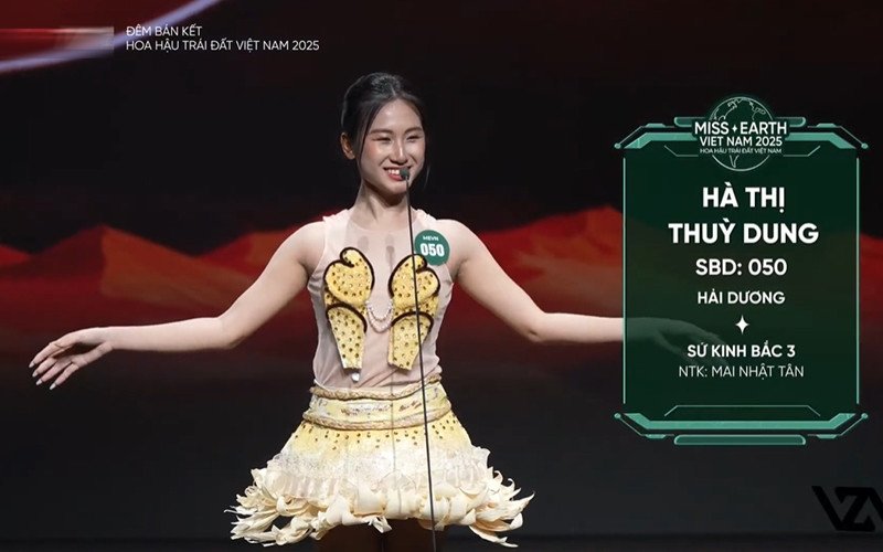 Thí sinh hoa hậu catwalk với đồ tái chế từ bao tải, diễn áo tắm rực lửa - 1