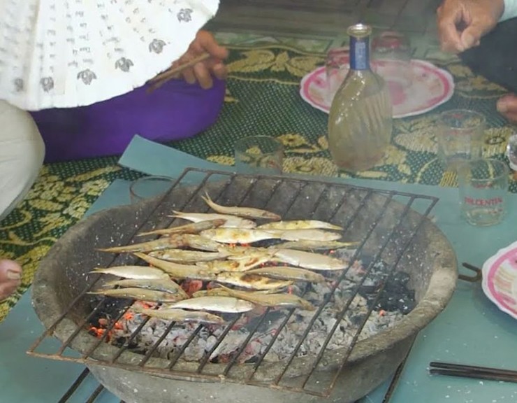 Trong đó, cá lẹp nướng than hoa là ngon hơn cả, cá được nướng đến khi vàng đều, dậy mùi thơm, thịt mềm ngọt và hơi béo, chấm muối tiêu chanh là trọn vị.
