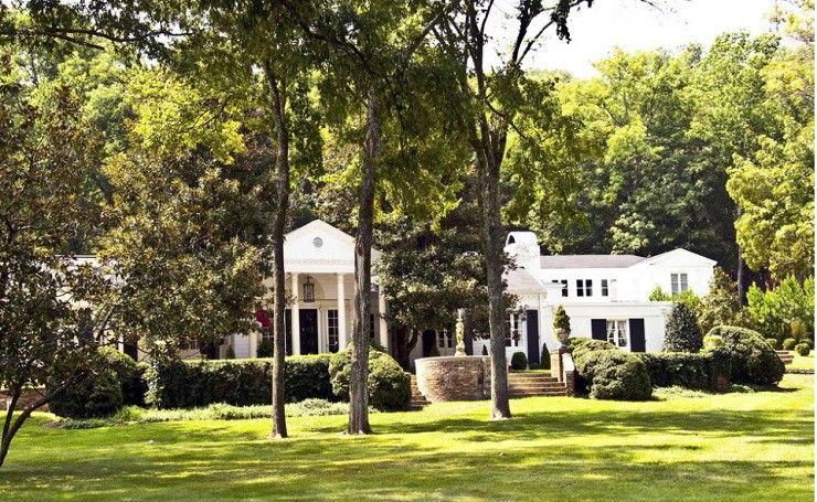 Mặc dù Swift có cuộc sống xa hoa, cô vẫn trung thành với gốc gác của mình khi mua ngôi nhà thứ hai ở Nashville, một ngôi nhà rộng lớn theo phong cách Phục hưng Hy Lạp được gọi là Northumberland Estate. Ngôi nhà được thiết kế hoàn hảo, được cô mua vào năm 2011 với giá 2,5 triệu đô la.
