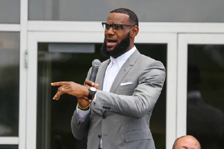 Ngoài mức thu nhập khủng từ bóng rổ, LeBron còn đầu tư vào nhiều lĩnh vực: sản xuất phim (SpringHill) và sở hữu cổ phần tại Liverpool FC, Boston Red Sox, Pittsburgh Penguins.
