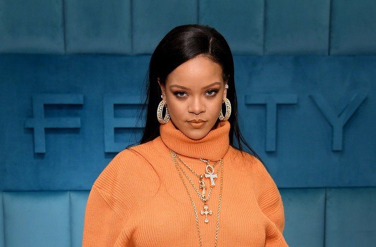 Rihanna - Nữ hoàng kinh doanh của ngành làm đẹp cũng góp mặt trong danh sách này với giá trị tài sản ròng 1 tỷ USD.
