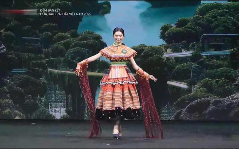 Thí sinh hoa hậu catwalk với đồ tái chế từ bao tải, diễn áo tắm rực lửa - 15