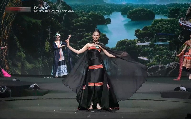 Thí sinh hoa hậu catwalk với đồ tái chế từ bao tải, diễn áo tắm rực lửa - 16