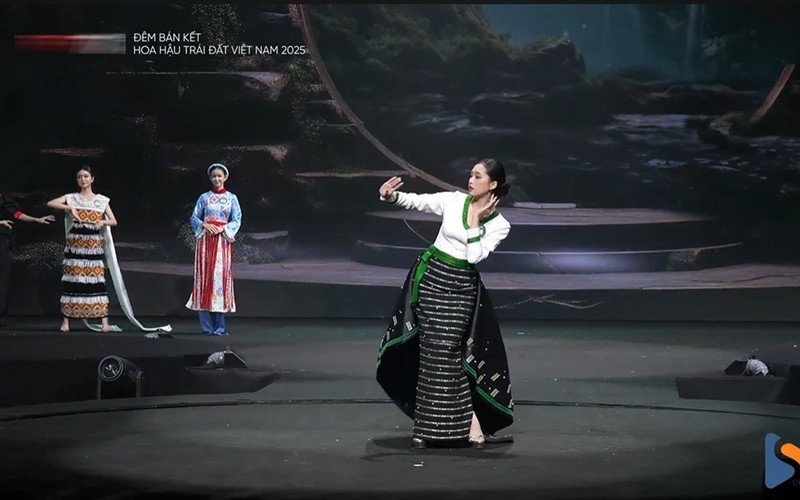 Thí sinh hoa hậu catwalk với đồ tái chế từ bao tải, diễn áo tắm rực lửa - 17