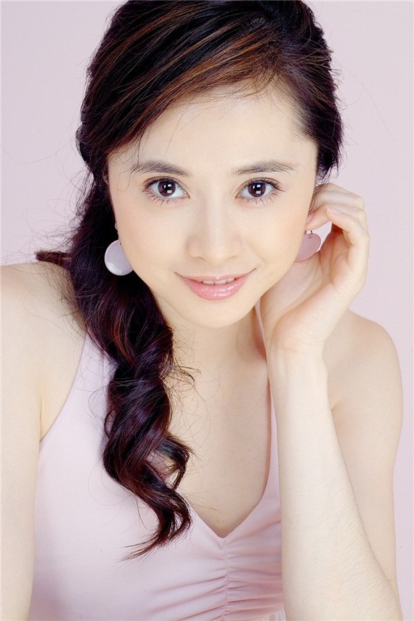 Hà Mỹ Điền sở hữu ngoại hình khả ái, khuôn mặt trong sáng, đôi mắt to long lanh.