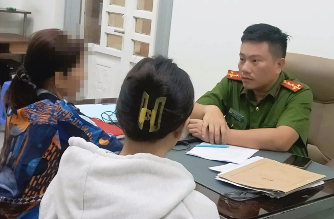 Công an làm việc với nạn nhân vụ lừa đảo. Ảnh: Công an Đồng Nai