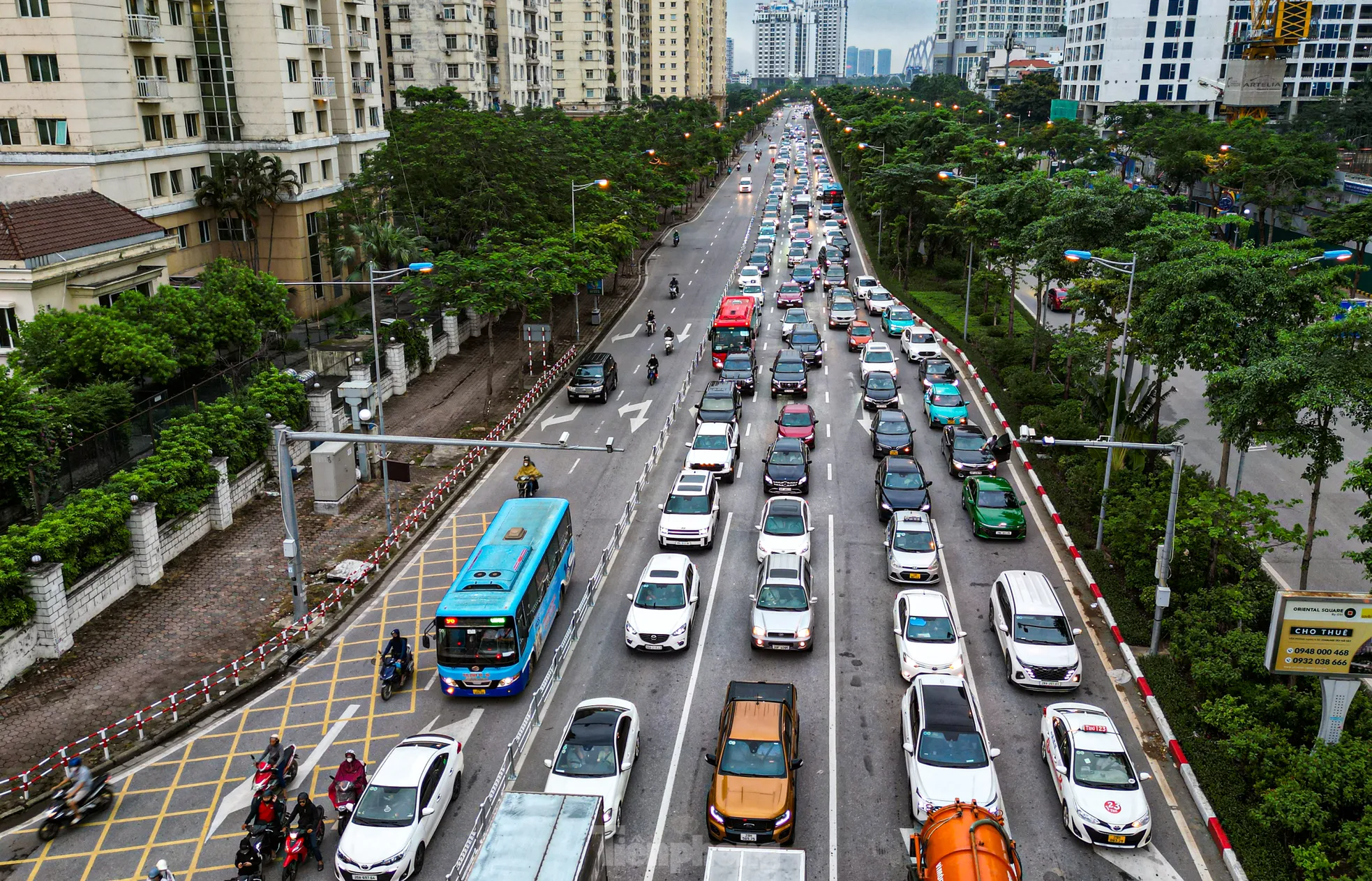Vào giờ cao điểm buổi chiều, ô tô nối hàng dài trong làn đường dành riêng, di chuyển chậm do mật độ phương tiện cao. Tình trạng này thường xảy ra tại các đoạn gần nút giao, nơi dòng xe dồn lại chờ đèn tín hiệu.