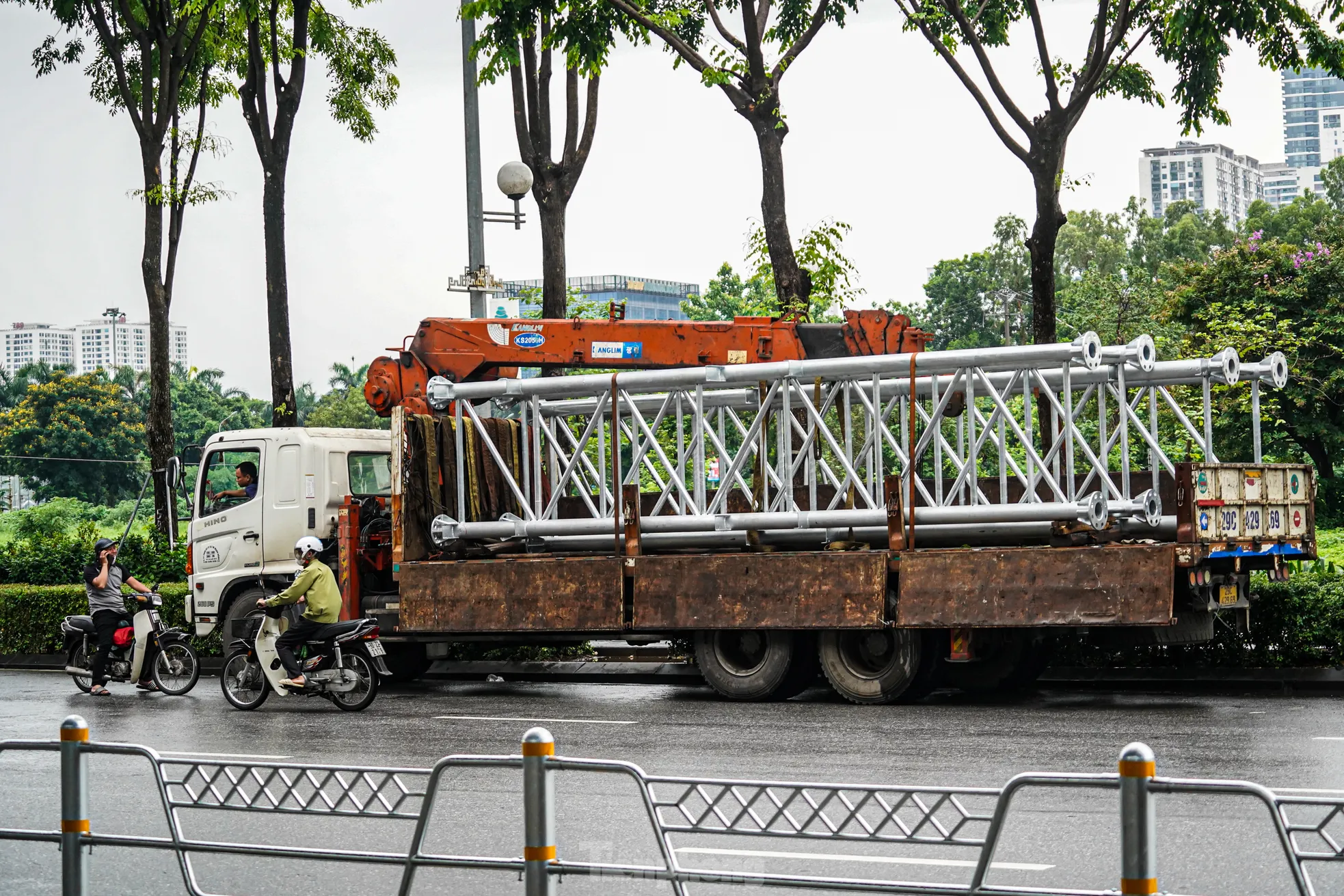 Hiện một số hạng mục vẫn đang được gấp rút thi công, dự kiến toàn bộ việc lắp đặt dải phân cách sẽ hoàn thành trước ngày 30/6.