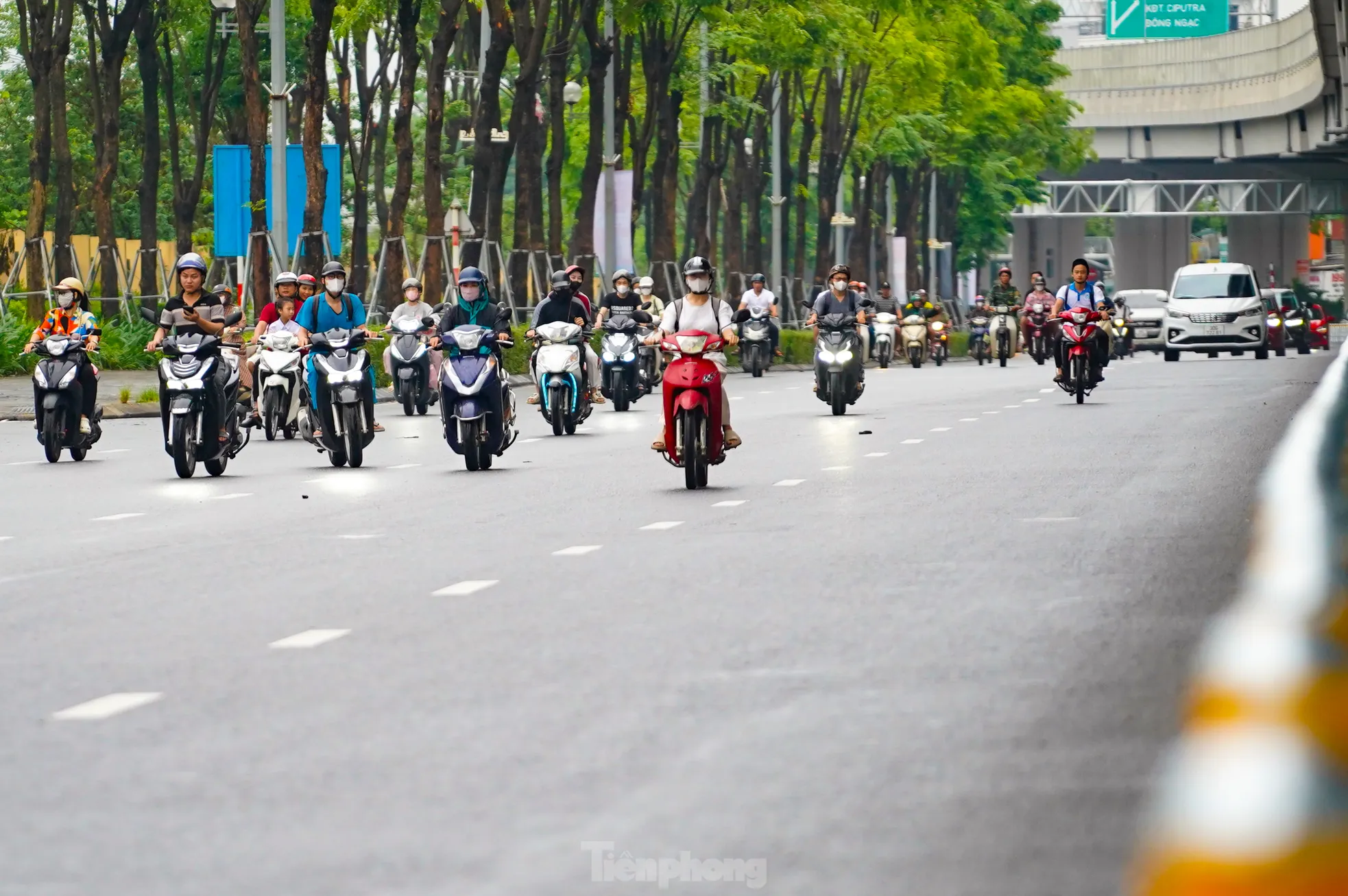 Do chưa có hệ thống biển báo phân làn cụ thể, ghi nhận trên tuyến đường Phạm Văn Đồng cho thấy ô tô và xe máy vẫn di chuyển lẫn vào nhau.