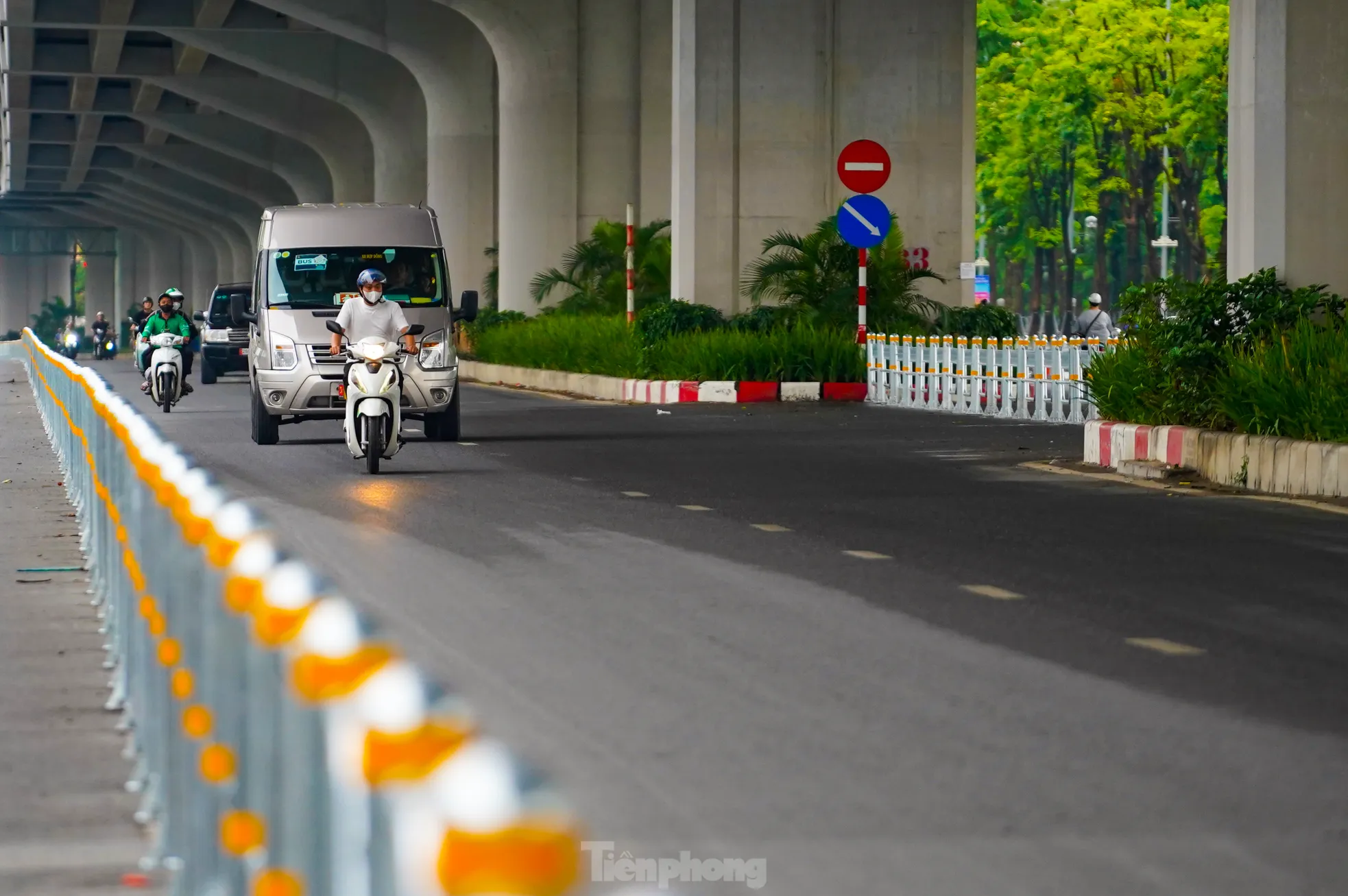 Dự kiến tuần đầu tháng 7 Hà Nội bắt đầu thí điểm phân làn ô tô, xe máy trên 2 tuyến đường Võ Chí Công và Phạm Văn Đồng. Theo sở Xây dựng Hà Nội, đây là một trong những giải pháp quan trọng nhằm đảm bảo trật tự an toàn giao thông, từng bước nâng cao ý thức của người dân, góp phần giảm thiểu ùn tắc giao thông.