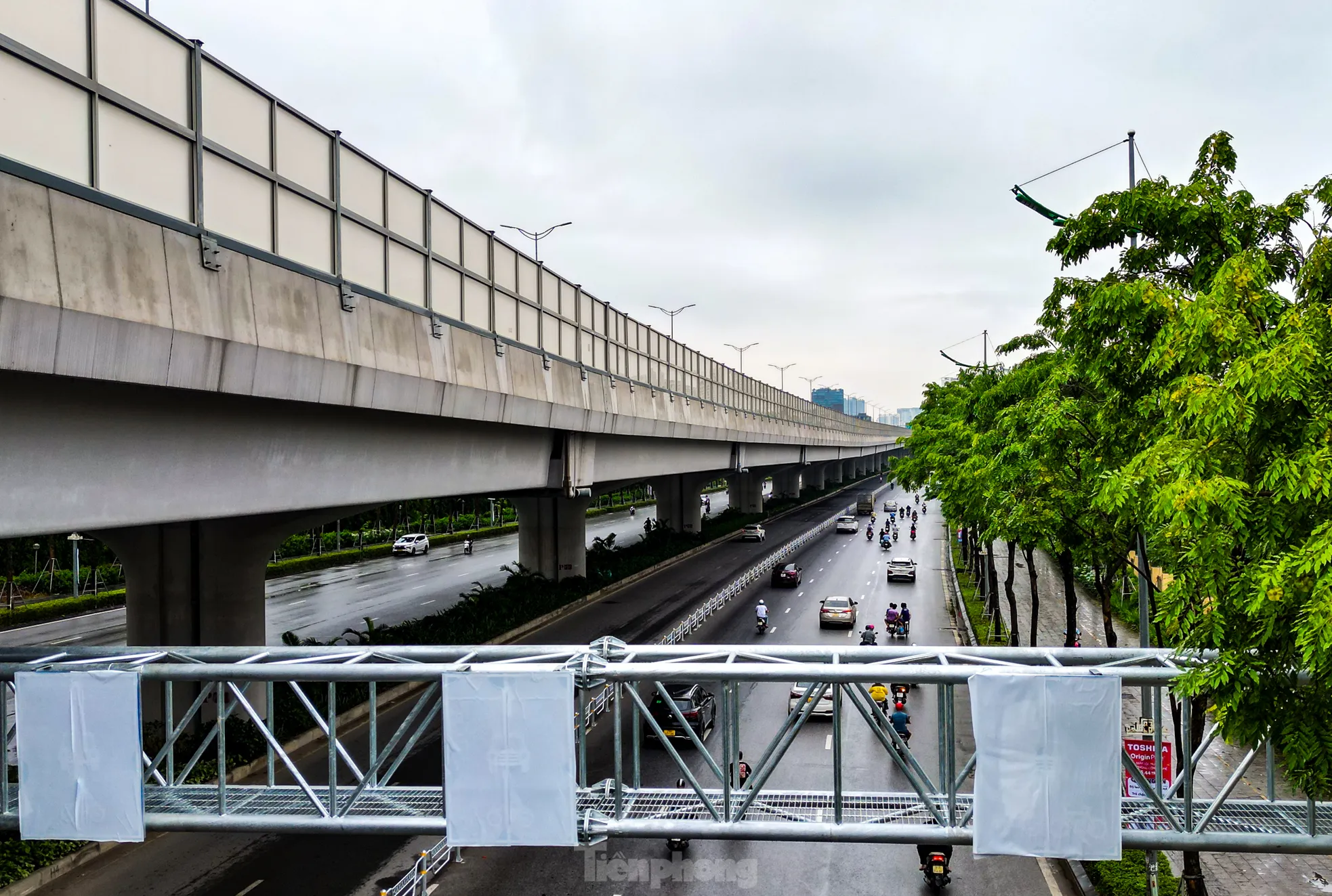 Trong thời gian tới, hệ thống biển báo hiệu giao thông sẽ được lắp đặt trên các khung giá long môn để tăng khả năng quan sát cho người điều khiển phương tiện.