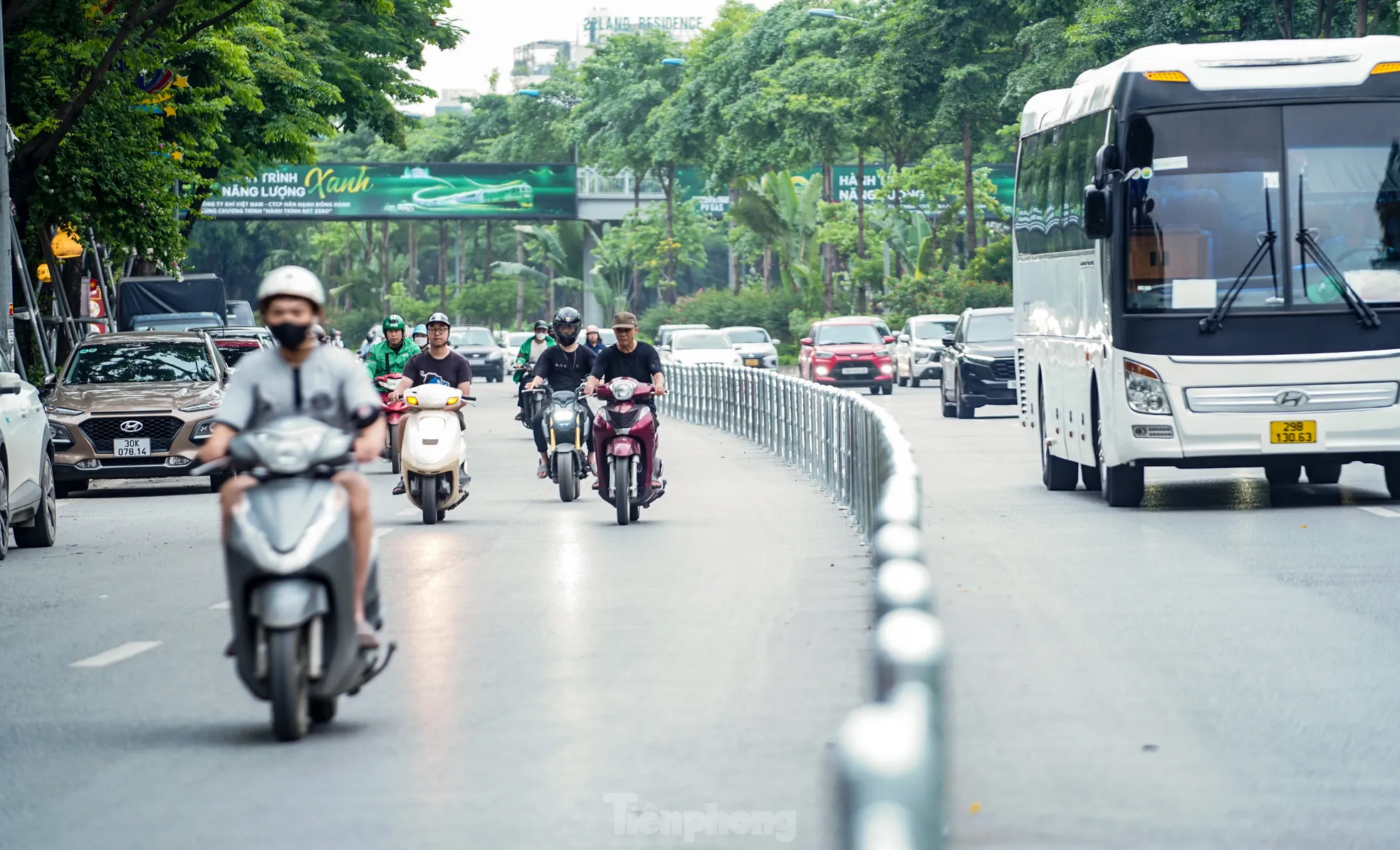 Ghi nhận tại tuyến đường Võ Chí Công, việc phân làn đã bước đầu giúp phương tiện ô tô và xe máy di chuyển theo đúng phần đường quy định.