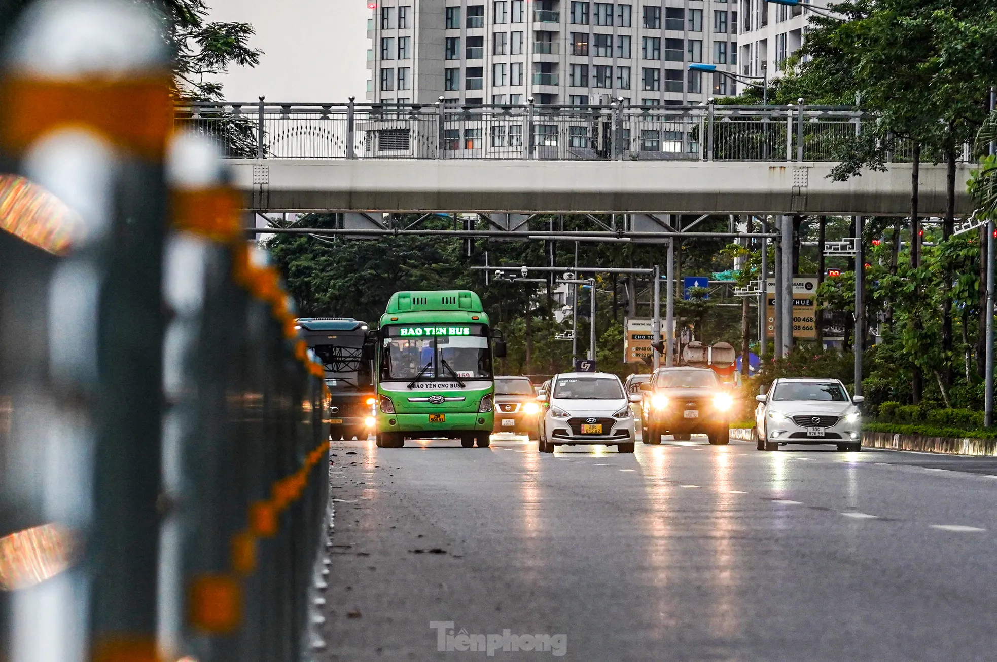 Dải phân cách cứng được lắp đặt liên tục theo chiều dài tuyến, kết hợp cùng hệ thống biển báo, vạch kẻ đường mới đã tạo sự phân luồng rõ ràng giữa các loại phương tiện.