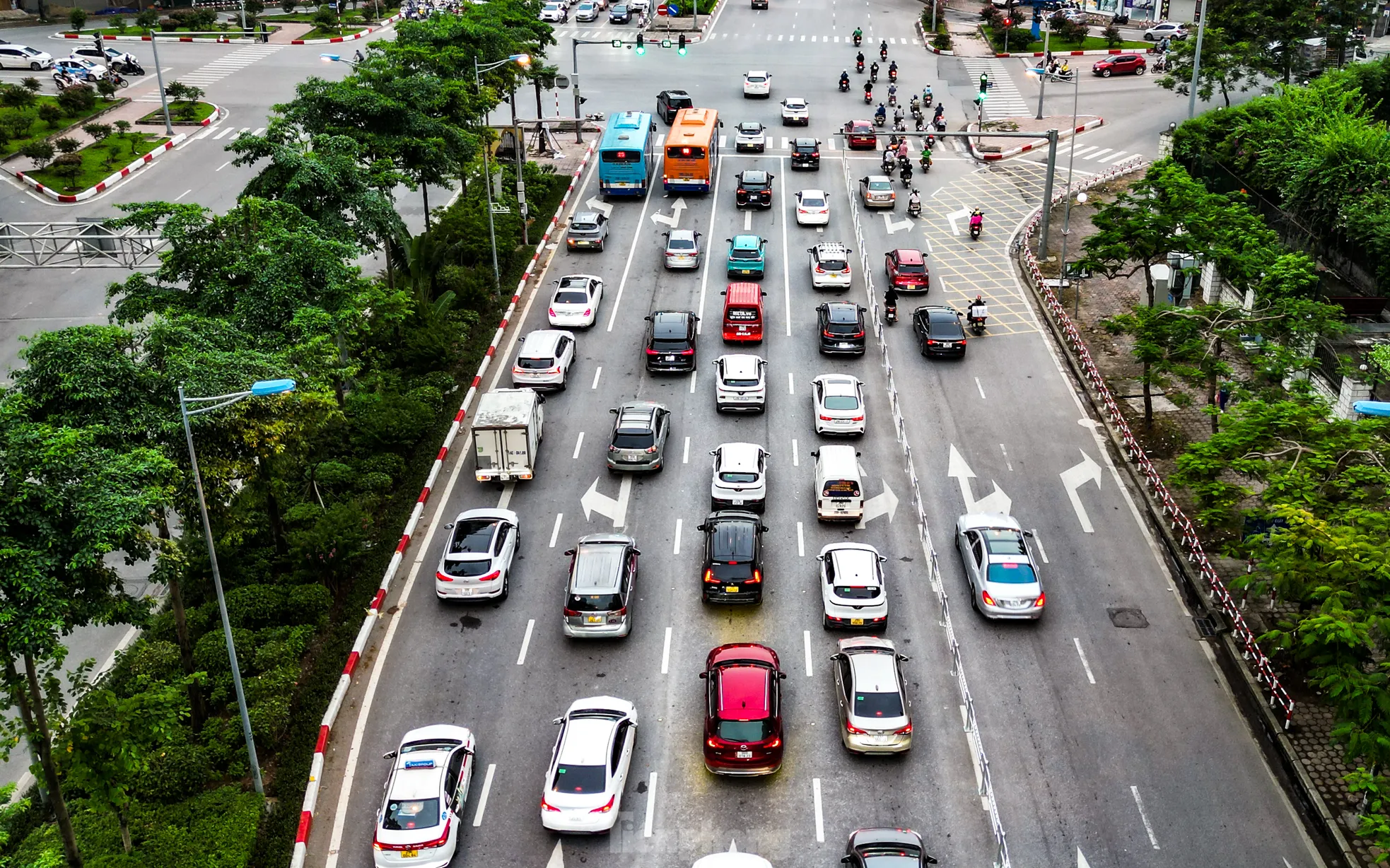 Còn với làn đường hỗn hợp khá thông thoáng, các phương tiện lưu thông thuận lợi.