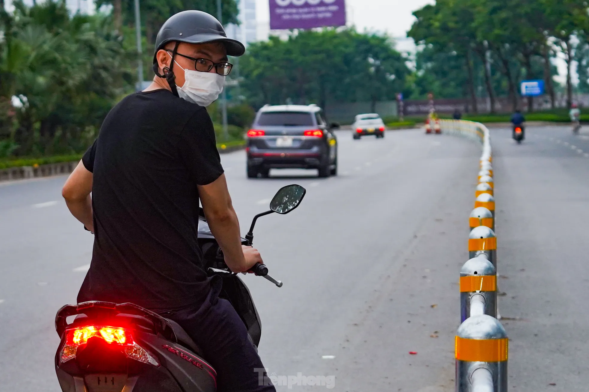 "Lỡ" đi vào làn đường dành ô tô, một người đàn ông điều khiển xe máy cho biết: “Tôi đi theo thói quen".