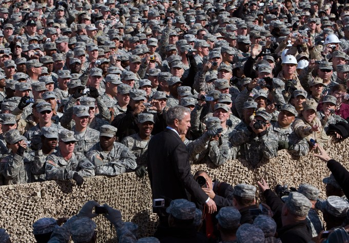 Tổng thống Mỹ George W. Bush thăm căn cứ quân sự Camp Arifjan ở Kuwait, năm 2008. Ảnh: AFP