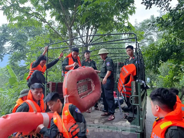 Lực lượng Công an Lạng Sơn khẩn trương triển khai lực lượng, phương tiện đến cứu dân vùng lũ. Ảnh: C.H