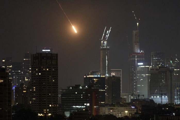 Một vật thể phát sáng trên bầu trời TP Tel Aviv trong cuộc xung đột giữa Israel và Iran. Ảnh: AP