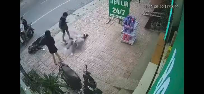 Cô gái bị quật ngã ra đường. Ảnh từ clip