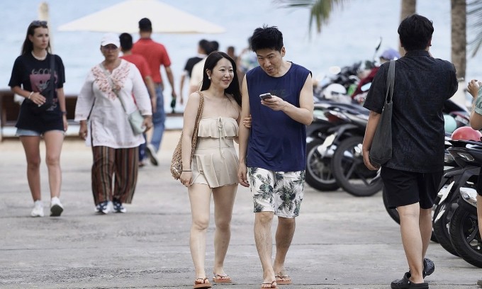 Khách Hàn Quốc dạo biển Nha Trang hồi tháng 5/2025. Ảnh: Bùi Toàn