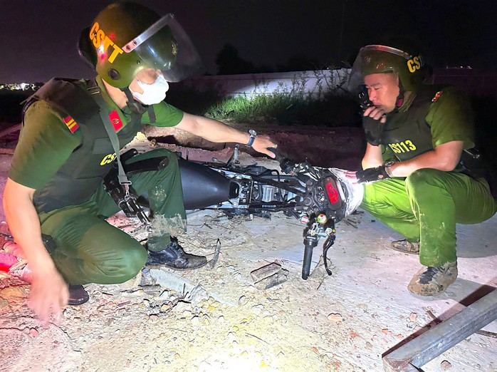 Tang vật còn lại tại hiện trường, các đối tượng đã trốn thoát qua đường cống nước thông với các khu dân sinh