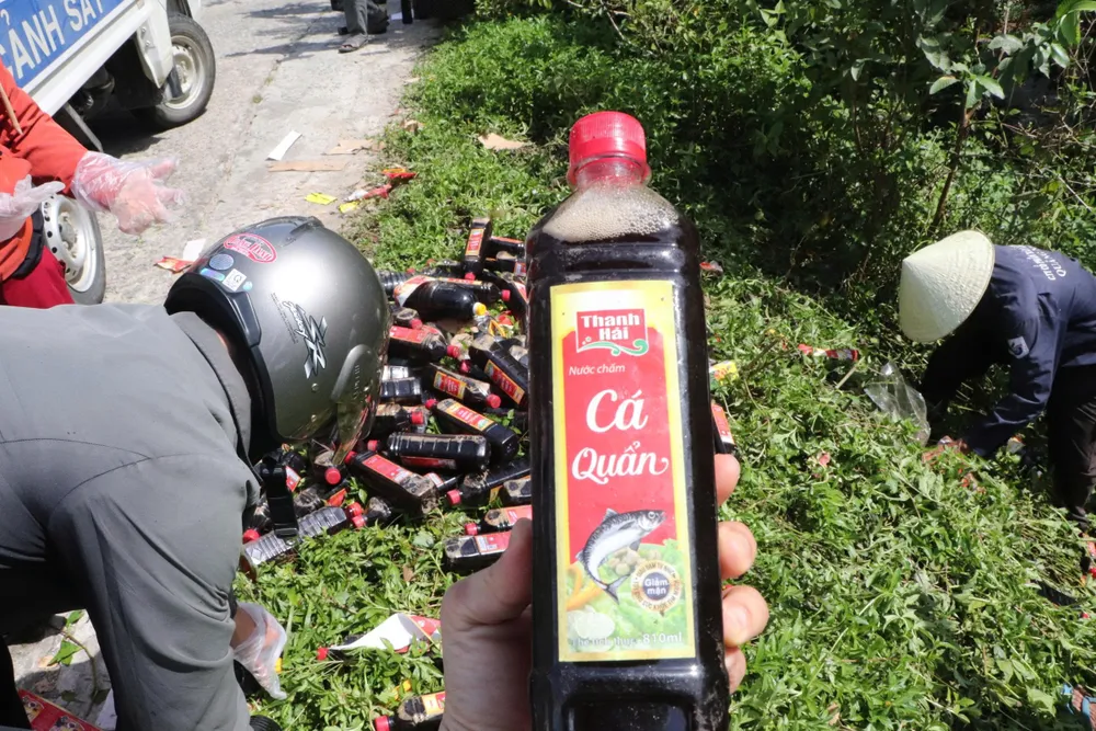 Số nước mắm này đã hết hạn sử dụng. Ảnh: TN
