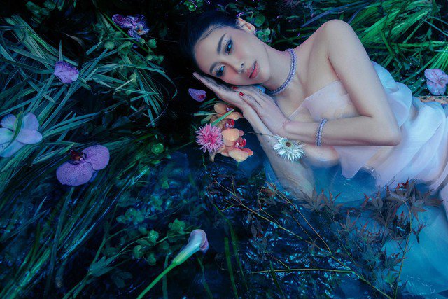 Nói về bí quyết chăm sóc da, Hà Kiều Anh cho biết: "Mình sử dụng mặt nạ trước khi đi ngủ, dùng kem chống nắng khi ra ngoài. Công việc của Hà Kiều Anh khá bận, đôi khi đi quay cả ngày ngoài trời. Nếu không có kem chống nắng thì công sức mình chăm sóc làn da coi như bị bỏ đi".