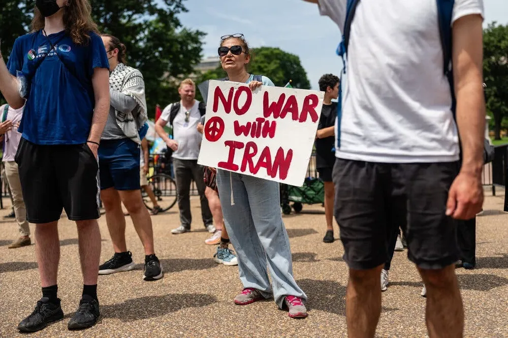 Một người biểu tình ở thủ đô Washington DC (Mỹ) cầm biển hiệu "không chiến tranh với Iran". Ảnh: Eric Lee/THE NEW YORK TIMES