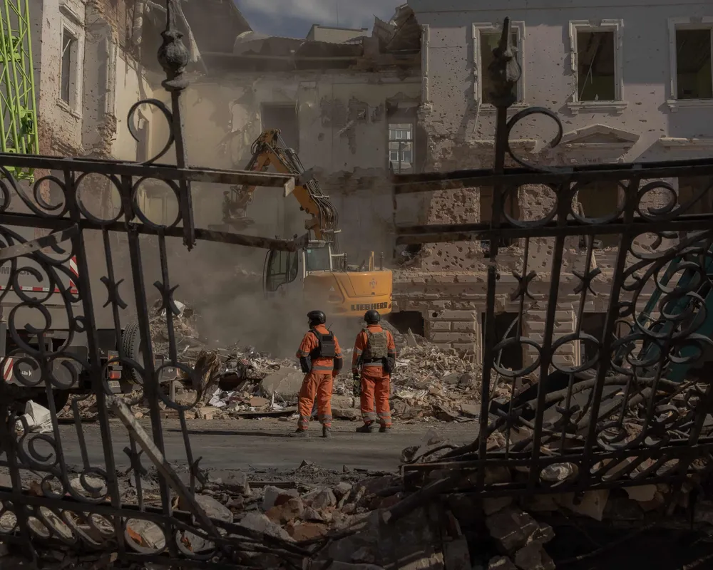 Các nhân viên cứu hộ làm việc tại tỉnh Sumy của Ukraine sau khi tỉnh này trúng không kích đầu tháng 6. Ảnh: AFP