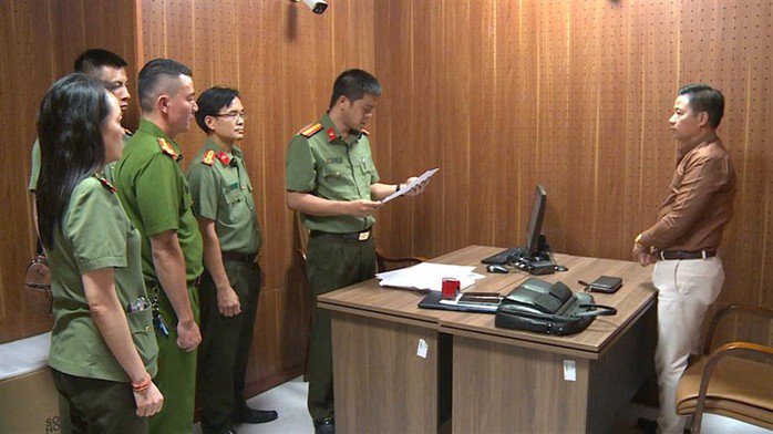 Cơ quan An ninh điều tra đọc các quyết định tố tụng đối với bị can Sỹ Anh Tuyên. Ảnh: Bộ Công an