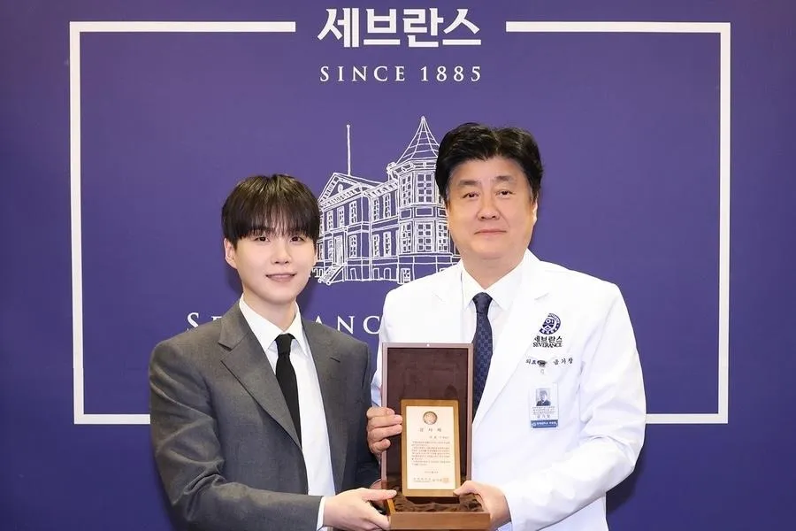 Suga trao 5 tỷ won tiền quyên góp cho Bệnh viện Severance.