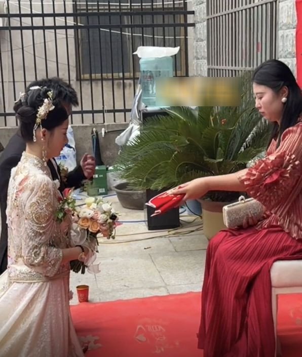 Người mẹ sinh năm 1988 trao quà cho hai con trong ngày cưới. Ảnh: 163