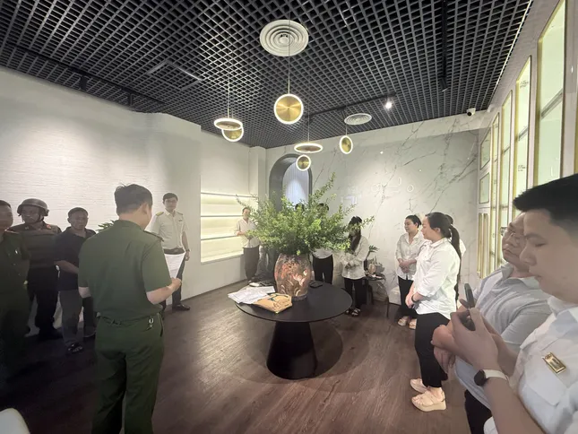 Cơ quan điều tra làm việc với các đối tượng liên quan.