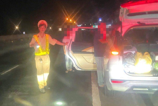 CSGT tiếp cận ô tô có tài xế nguy kịch và tiến hành điều tiết giao thông. Ảnh: CABT