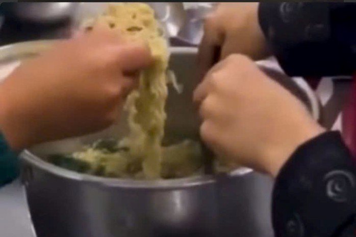 Hình ảnh 11 em học sinh ăn 2 gói mì tôm chan với cơm gây xôn xao dư luận. Nguồn: Cắt từ clip VTV