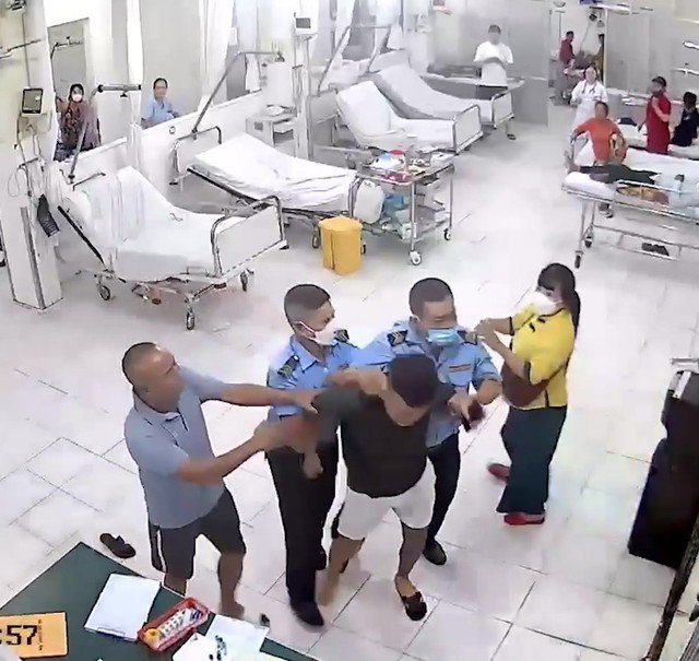 Việt bị bảo vệ BVĐK tỉnh Khánh Hòa khống chế sau khi đấm vào mặt điều dưỡng cấp cứu.