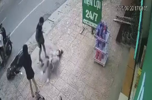 Hình ảnh đối tượng hành hung 2 nữ sinh giữa phố. Ảnh: Công an Bắc Giang
