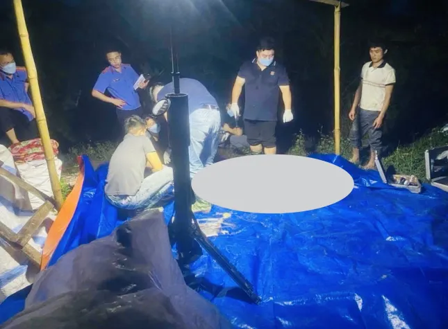 Lực lượng chức năng khám nghiệm hiện trường vụ giết người. Ảnh: Thanh Tuấn