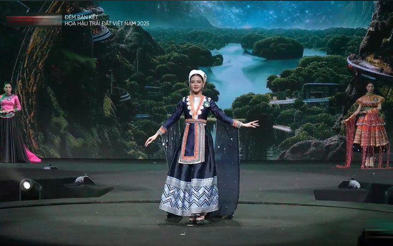 Thí sinh hoa hậu catwalk với đồ tái chế từ bao tải, diễn áo tắm rực lửa - 18