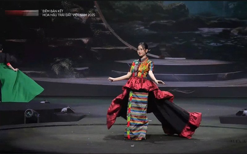 Thí sinh hoa hậu catwalk với đồ tái chế từ bao tải, diễn áo tắm rực lửa - 19