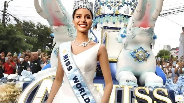 Nữ tỷ phú 70 tuổi - Supaluck Umpujh trong lễ chào đón Hoa hậu Thế giới 2025 Suchata Chuangsri trở về Thái Lan.