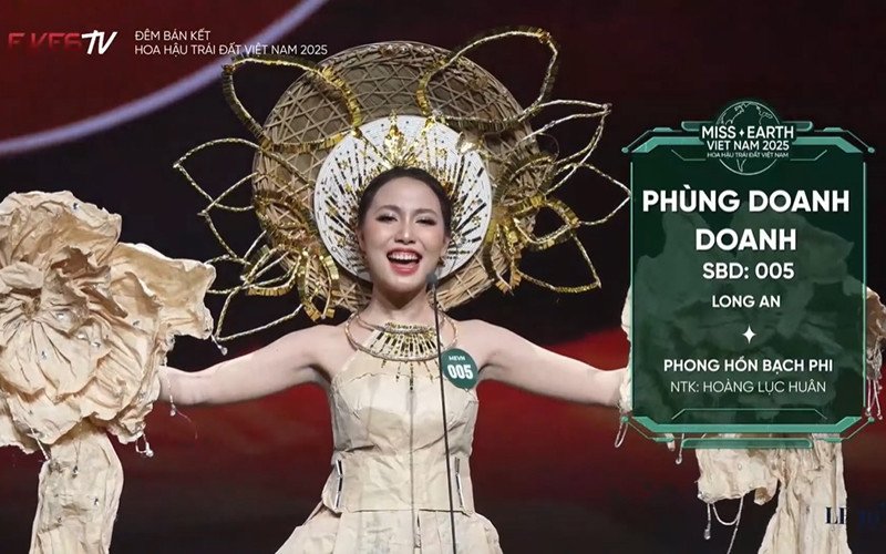 Thí sinh hoa hậu catwalk với đồ tái chế từ bao tải, diễn áo tắm rực lửa - 2