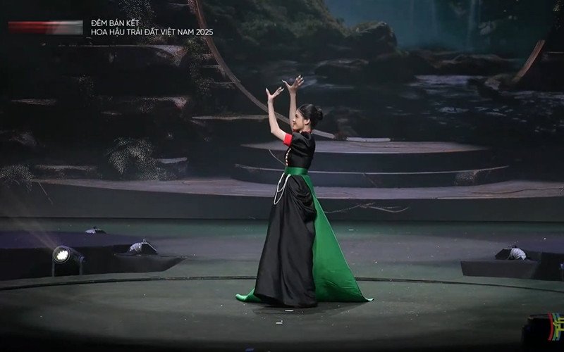 Thí sinh hoa hậu catwalk với đồ tái chế từ bao tải, diễn áo tắm rực lửa - 20