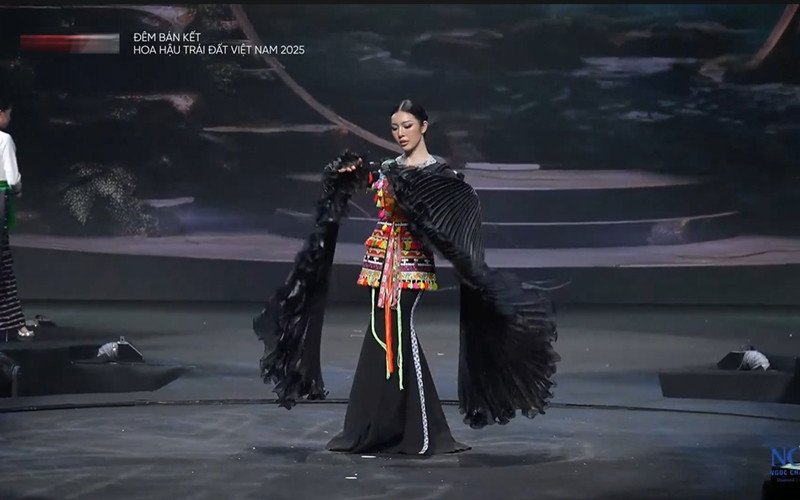 Thí sinh hoa hậu catwalk với đồ tái chế từ bao tải, diễn áo tắm rực lửa - 22