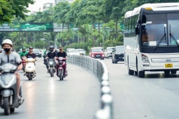 Người Hà Nội bất ngờ khi 2 tuyến đường có dải phân cách cứng