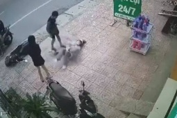 Hai cô gái bị nam thanh niên chặn xe, hành hung giữa đường