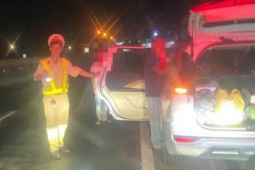 Phát hiện tài xế hôn mê trên ô tô, CSGT kịp thời ứng cứu trong đêm