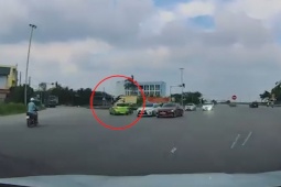 Clip: Nam thanh niên lộn nhào trên không, bay qua nóc ô tô sau va chạm cực mạnh