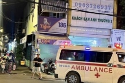 Nam thanh niên trần như nhộng chạy ra khỏi nhà kêu cứu rồi gục chết trên đường